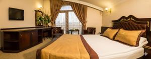 ein Hotelzimmer mit Bett und Schreibtisch in der Unterkunft Grandwork Hotel in Dikmen + 11 Fotos