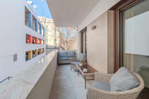 ein Raum mit Stühlen und einer Theke in einem Gebäude in der Unterkunft Casa Doseanu in Oradea