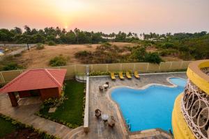 uma vista aérea de uma piscina num resort em Praia Da Oura - Boutique Resort em Majorda