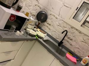 a kitchen counter with a mortar and pestle on a wall at المهيدب للوحدات السكنيه -رابغ in Rabigh +23 photos