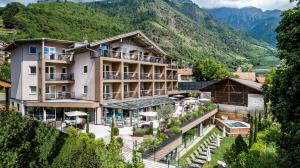 an image of a hotel with mountains in the background at Hotel das Stachelburg in Parcines