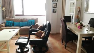 ein Wohnzimmer mit Sofa und Tisch in der Unterkunft Carudo in Llafranc