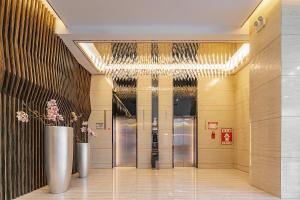 a lobby with two vases with flowers in it at Yihe Hotel Luoyang in Luoyang +16 photos
