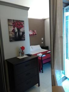 1 dormitorio pequeño con 1 cama, vestidor y tocador en Cusmano Residence, en Catania
