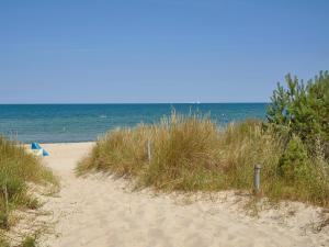 a sandy beach with the ocean in the background at Fewo Strandallee - Baabe in Baabe