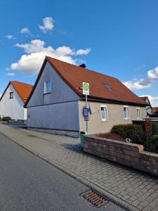 ein Gebäude mit einem Schild an der Straßenseite in der Unterkunft Pfaffenhaus in Frankenheim