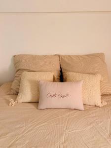 a bed with two pillows and a sign that reads cut off at Caseta Cosi in Vic-la-Gardiole +15 photos