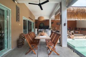 a dining room with a table and chairs at Jellyfish2 2BR for Groups, 5 Min to Thomas Beach in Uluwatu