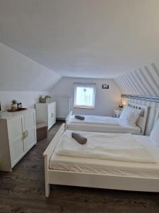 ein Schlafzimmer mit zwei Betten und einem Fenster in der Unterkunft Pfaffenhaus in Frankenheim