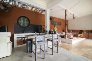 a kitchen with a table and chairs in a room at Jellyfish2 2BR for Groups, 5 Min to Thomas Beach in Uluwatu