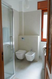 a bathroom with a toilet and a sink and a shower at Casa Solemare Strongoli in Marina di Strongoli