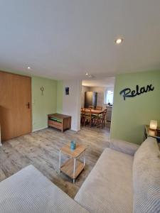 ein Wohnzimmer mit Sofa und Tisch in der Unterkunft Pfaffenhaus in Frankenheim
