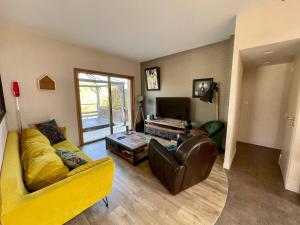 a living room with a couch and a television at Tardif in Vitré