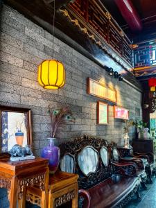a room with a couch and a table and a lamp at Pingyao Xinglongyi Inn in Pingyao