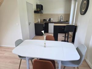 a white table and chairs in a room at L'hyère in Carhaix-Plouguer +1 photo