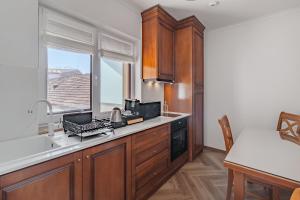 eine Küche mit Spüle und Arbeitsplatte mit Fenster in der Unterkunft Casa Doseanu in Oradea