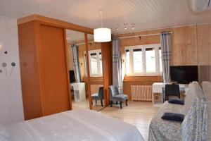 a bedroom with a bed and a table and chairs at studio indépendant dans maison à la campagne in Égliseneuve-près-Billom