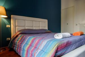 ミラノにあるPrimoPiano - Orombelliのベッド1台(カラフルな毛布、タオル2枚付)