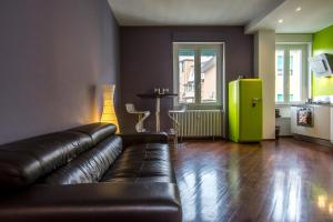 PrimoPiano - Orombelli في ميلانو: غرفة معيشة مع أريكة جلدية وطاولة