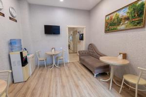 ein Wartezimmer mit zwei Tischen und einer Couch in der Unterkunft MidCity Hotel in Baku