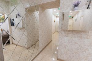 ein Badezimmer mit ebenerdiger Dusche in einem Zimmer in der Unterkunft MidCity Hotel in Baku + 33 Fotos