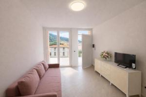 a living room with a couch and a television at Casa Sveva al Cavo in Cavo