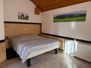 a bedroom with a bed in a room at Auberge Restaurant La Roseraie in Grandrupt