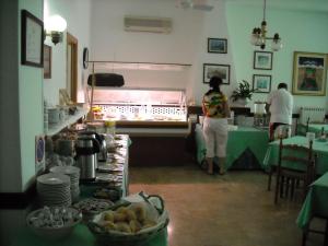 Makanan di atau berdekatan hotel