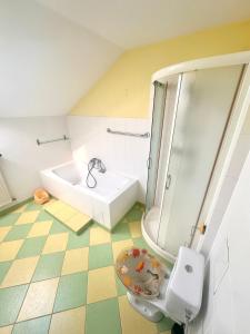 a bathroom with a toilet and a tub and a sink at Asetech Sandra in Pasym