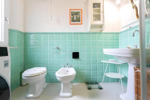 a bathroom with a toilet and a sink at InnPisaRentals2- Casa dei Cavalieri in Pisa
