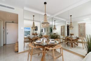 a dining room with a table and chairs at Apartment Belharucas in Albufeira