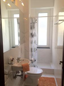 ラパッロにあるCasa Cristinaのバスルーム(洗面台、トイレ、鏡付)