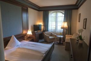 a hotel room with a bed and a living room at Landhaus Deuber in Weismain