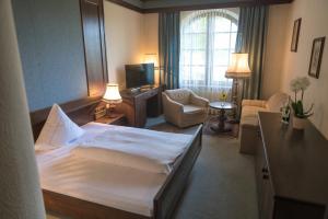 a hotel room with a bed and a television at Landhaus Deuber in Weismain