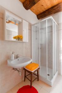 een badkamer met een witte wastafel en een douche bij Agriturismo Da Attilio in Cannobio