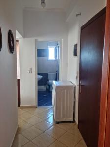 a room with a hallway with a bathroom and a door at Alban Apartament in Lukovë