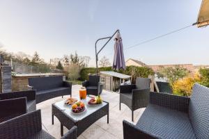 a patio with chairs and a table with fruit on it at Maison 7 personnes avec piscine proche de Disneyland Paris in Villiers-sur-Morin