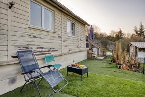 a yard with a chair and a table in the grass at Maison 7 personnes avec piscine proche de Disneyland Paris in Villiers-sur-Morin