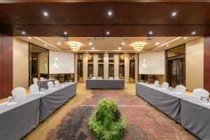 ein Konferenzraum mit Reihen von Tischen und Stühlen in der Unterkunft I Hotel Batam in Nagoya + 38 Fotos
