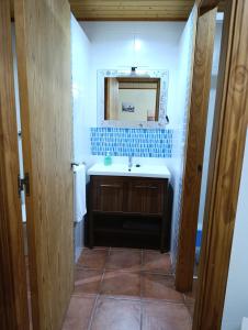 a bathroom with a sink and a mirror at Habitación independiente en Casa Rural Javier in Valmuel