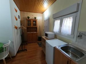a small kitchen with a sink and a microwave at Habitación independiente en Casa Rural Javier in Valmuel