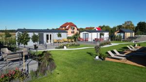 a large yard with a group of houses at Bear Camp Kamionna in Kamionna
