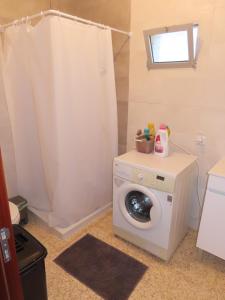 a bathroom with a washing machine and a washer at Monte Vilão in Soudes