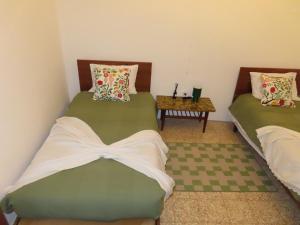 two beds in a room with a table at Monte Vilão in Soudes