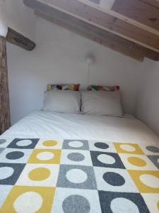 a bedroom with a bed with a rug on it at Casa do Alva in Castelo de Vide