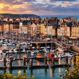 a harbor with boats in the water and a city at Chambres d'hôtes Atypik in Dieppe