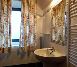 A bathroom at Villa Santa Maria a Bovino Még 27 kép