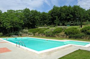 una piscina nel mezzo di un giardino di Villa Santa Maria a Bovino a Vicchio