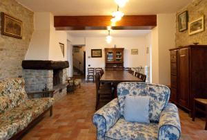 A seating area at Villa Santa Maria a Bovino