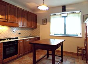 A kitchen or kitchenette at Villa Santa Maria a Bovino